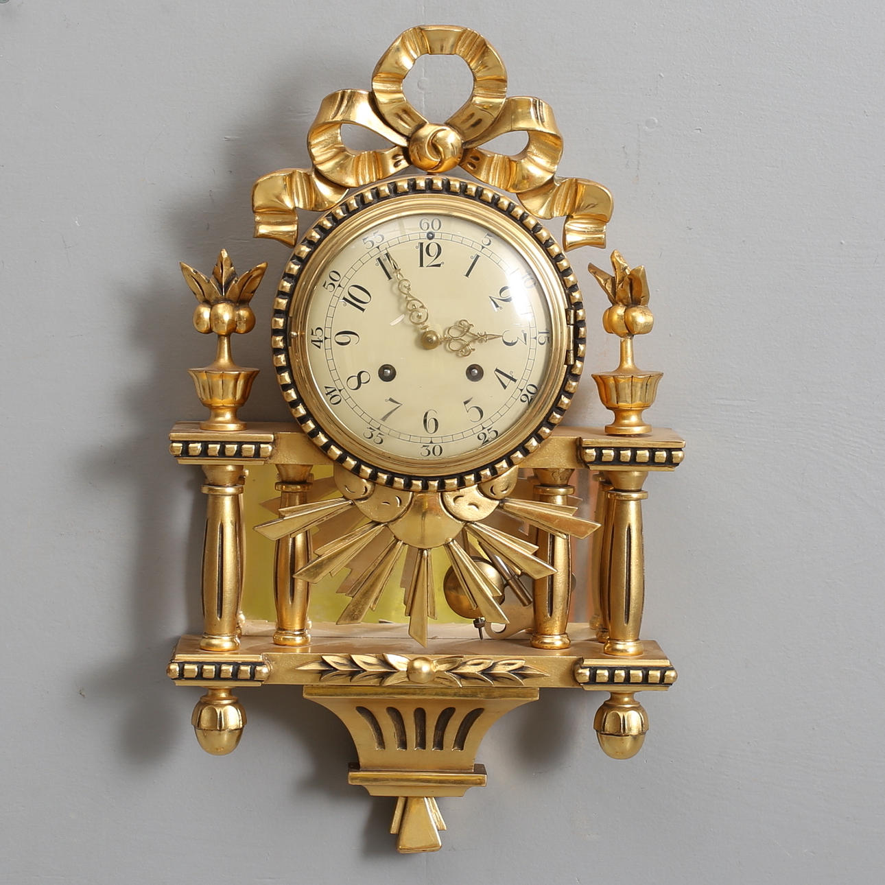 VÄGGPENDYL, gustaviansk stil. Två lampetter.