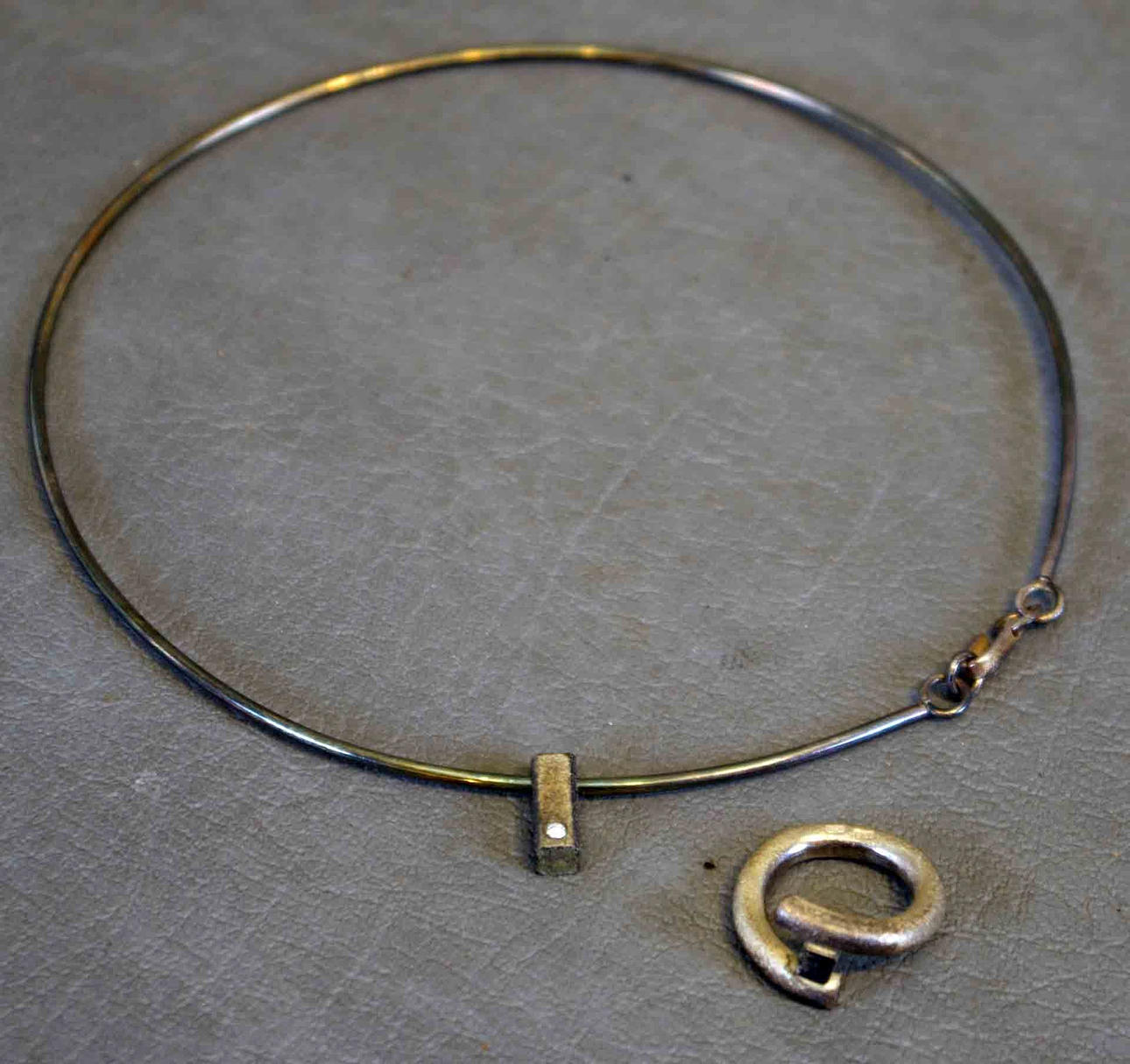 HALSBAND SAMT RING, silver med liten brilliant.