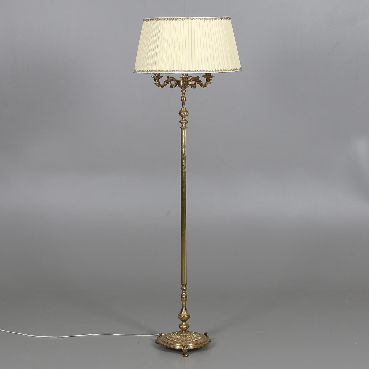 GOLVLAMPA, mässing, 1900-tal.