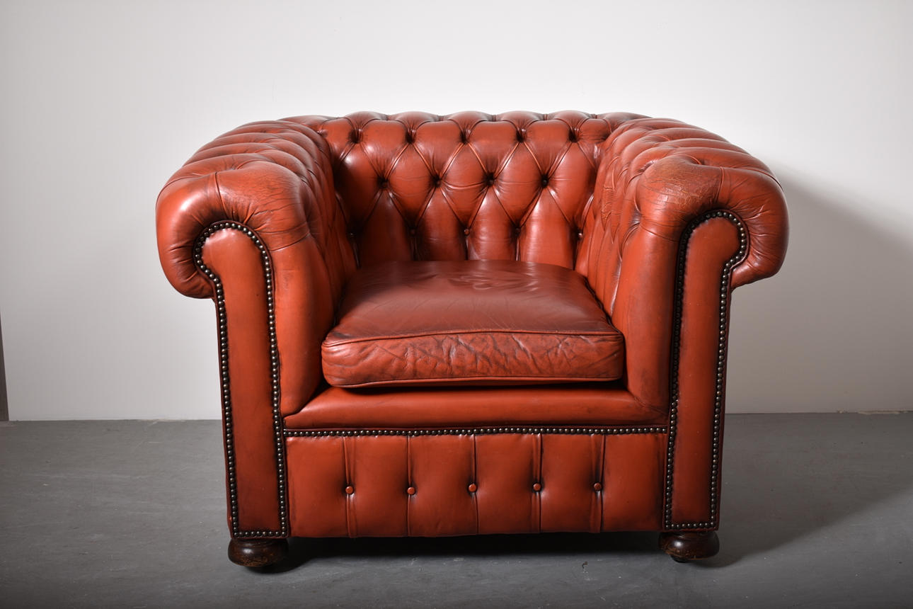 FÅTÖLJ skinn Chesterfield.