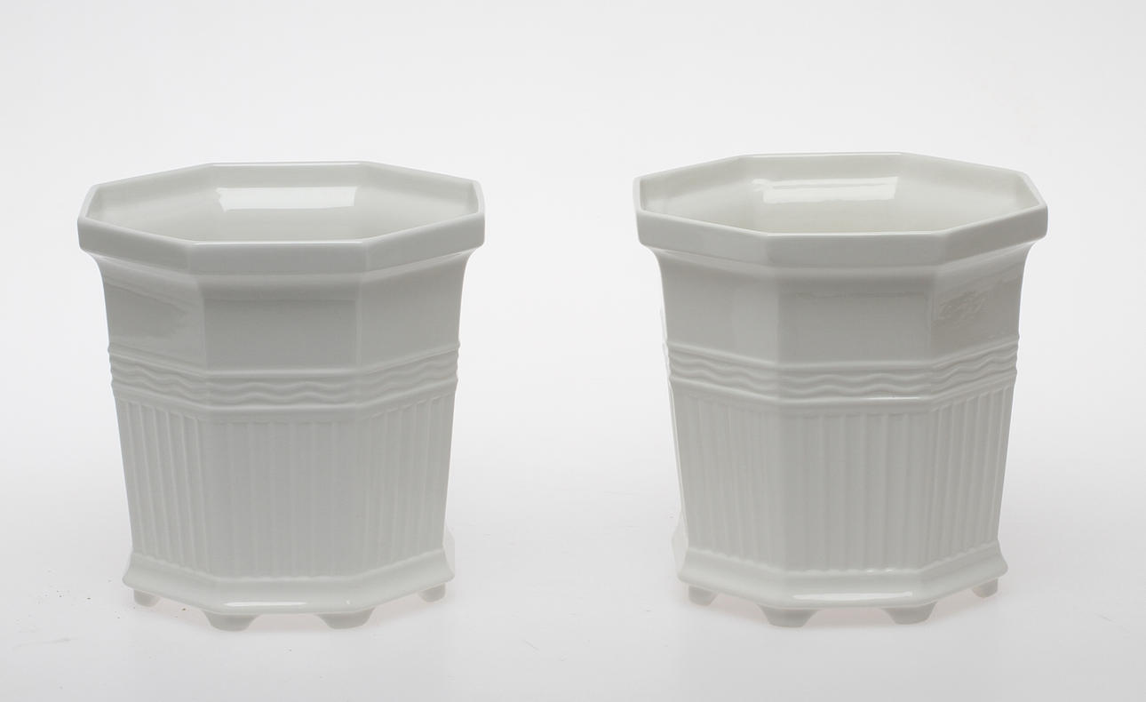 YTTERFODER, 2 st, porslin, "Waldemarsuddekrukan", design Prins Eugen, Gustavsberg och Rörstrand.