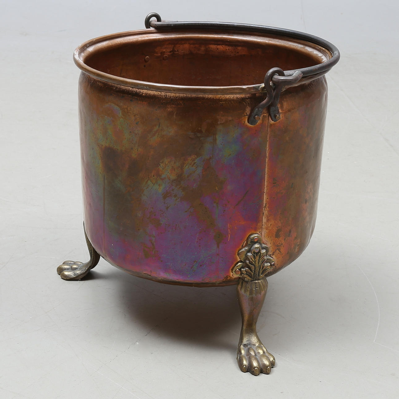 OLLA DE COBRE, sobre patas de latón, segunda mitad del siglo XX.