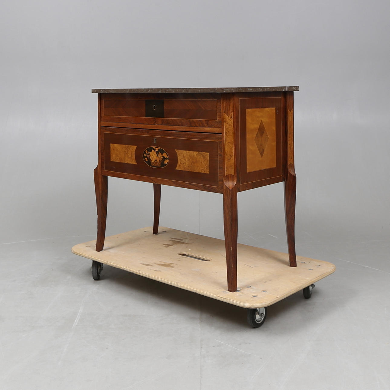 BYRÅ, rokokostil, 1900-tal.