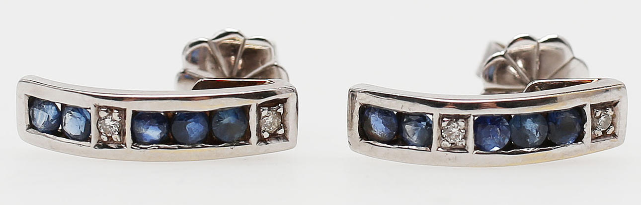 ÖRHÄNGEN MED DIAMANTER OCH BLÅ STENAR, ett par, vitguld, 18K.