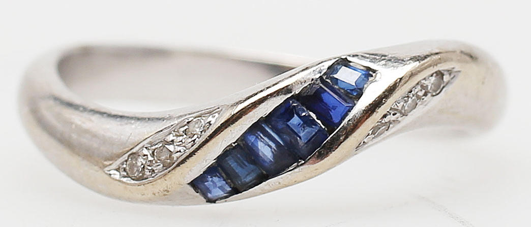 RING MED DIAMANTER OCH BLÅ STENAR, vitguld, 18 K.