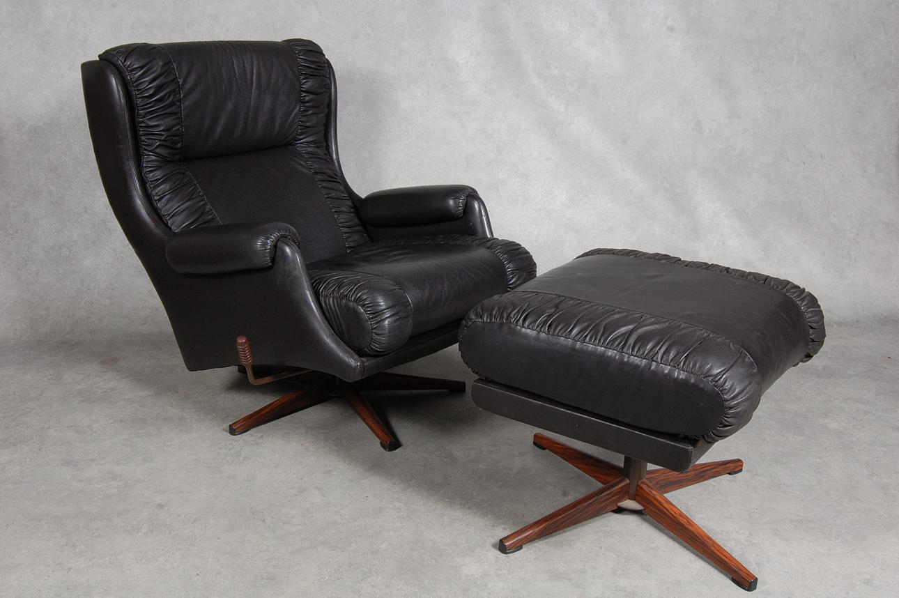 FÅTÖLJ MED FOTPALL, skinn.