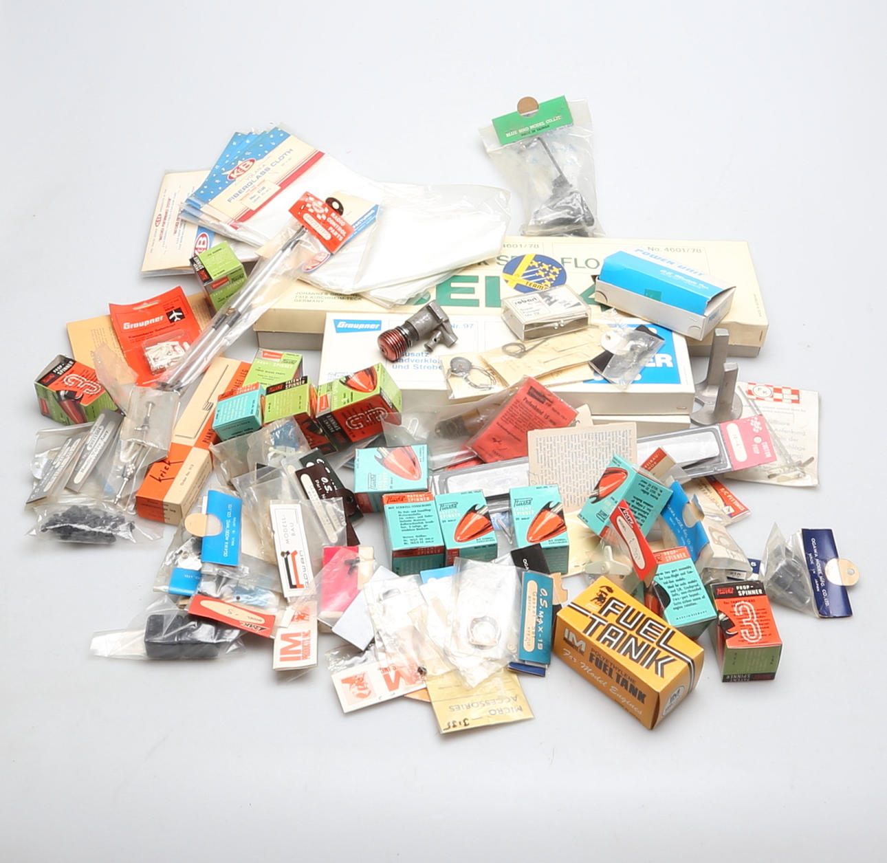 SAMLING, reservdelar till modellflygplan.