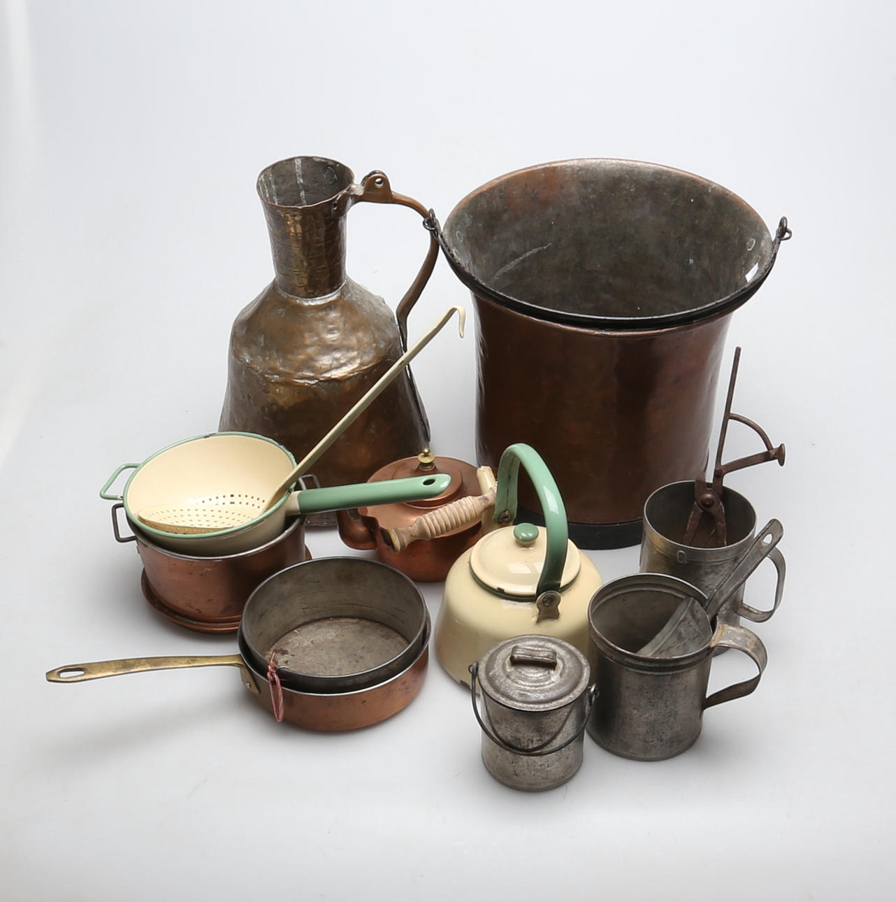 SAMLING KOPPAR samt EMALJFÖREMÅL.