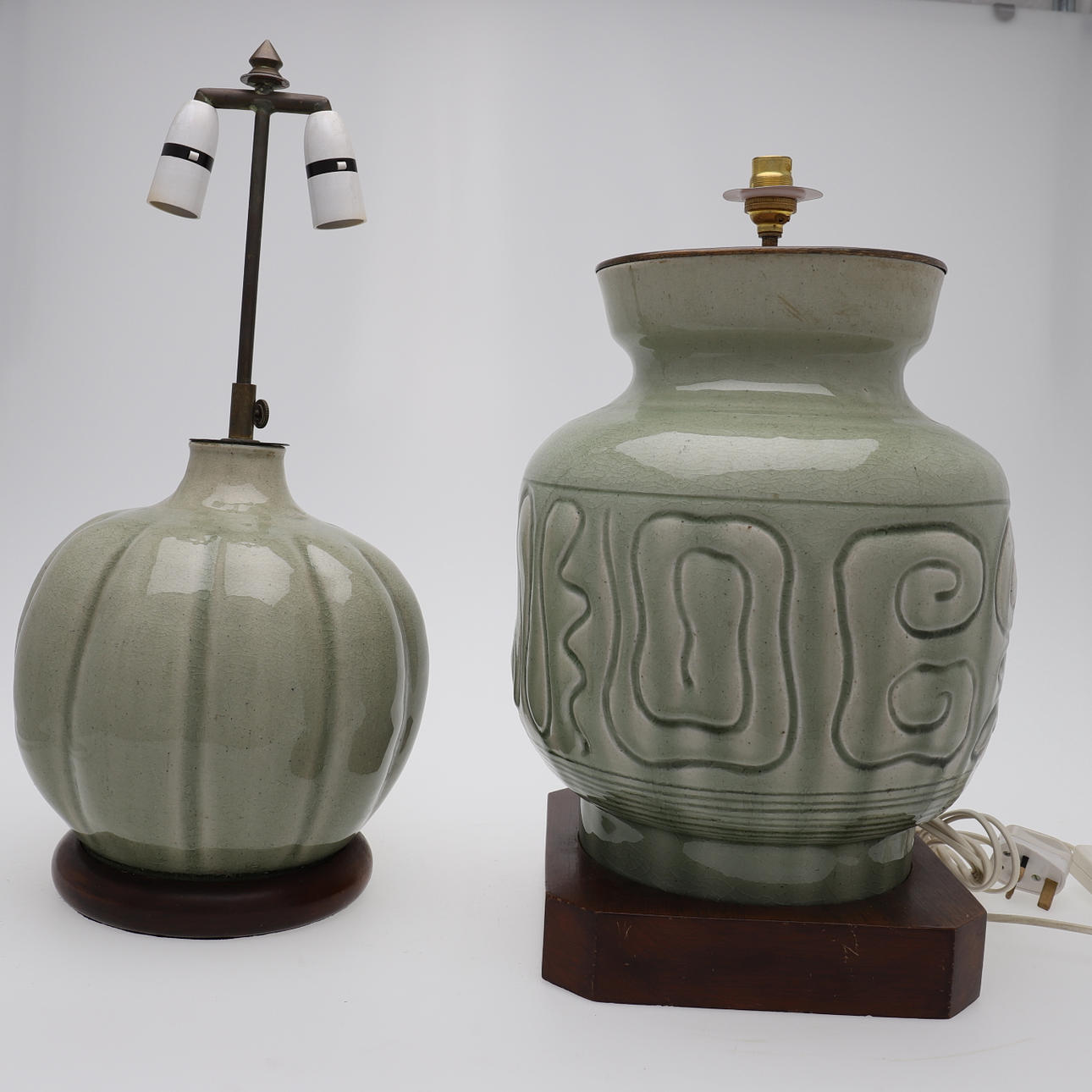 KAKSI SELADONIN LASITTUA KERAAMISTA LAMPPUA.