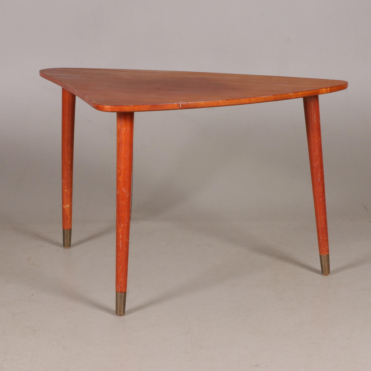 MESA, forma triangular con tres patas, siglo XX.