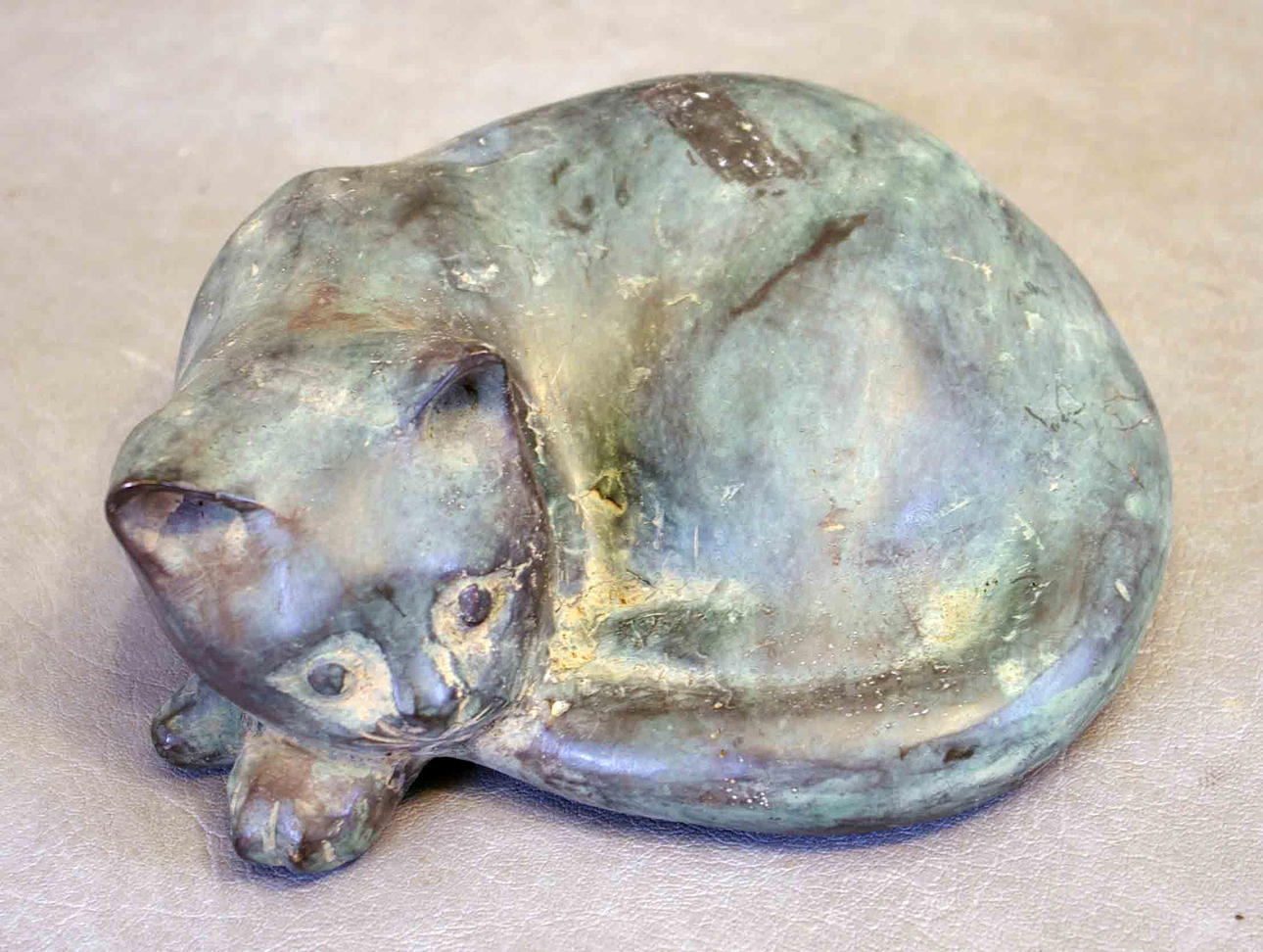 BRONSSKULPTUR, liggande katt, 2000-tal.