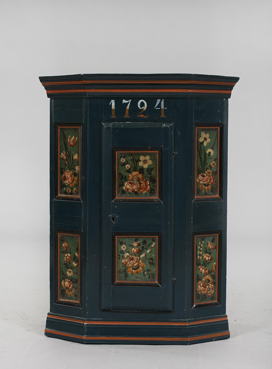 HÖRNSKÅP, allmoge, 1800-tal.