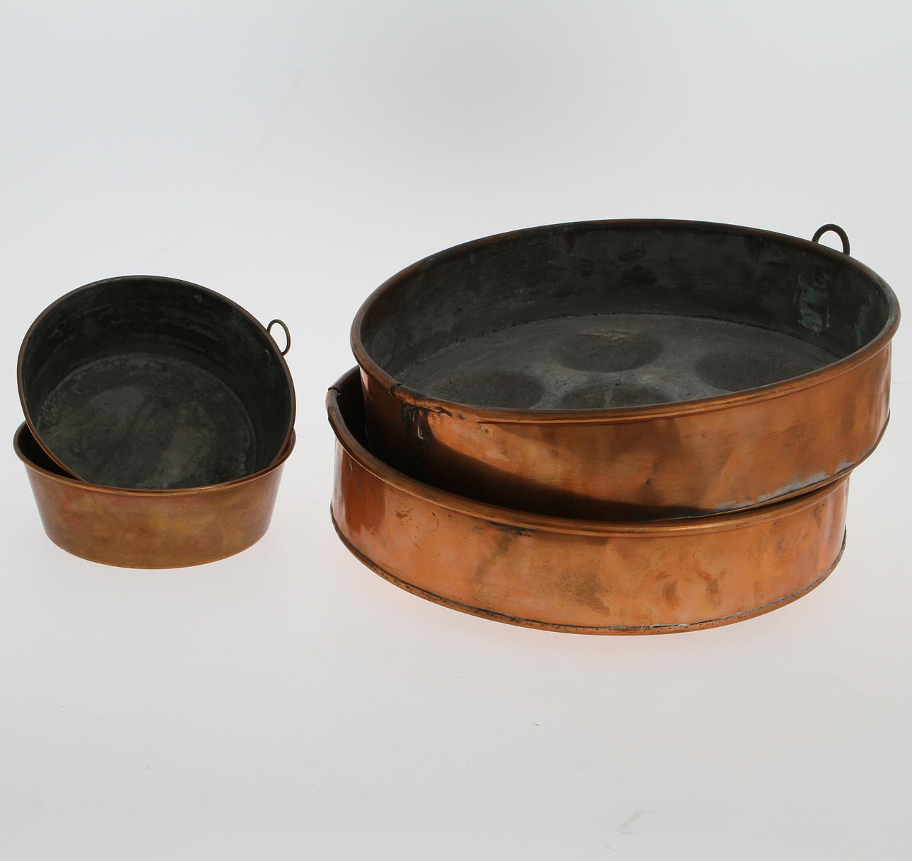 PARTI KOPPAR, 4 delar. 1800/1900-tal. Två stycken munkpannor och två enlitersformar.