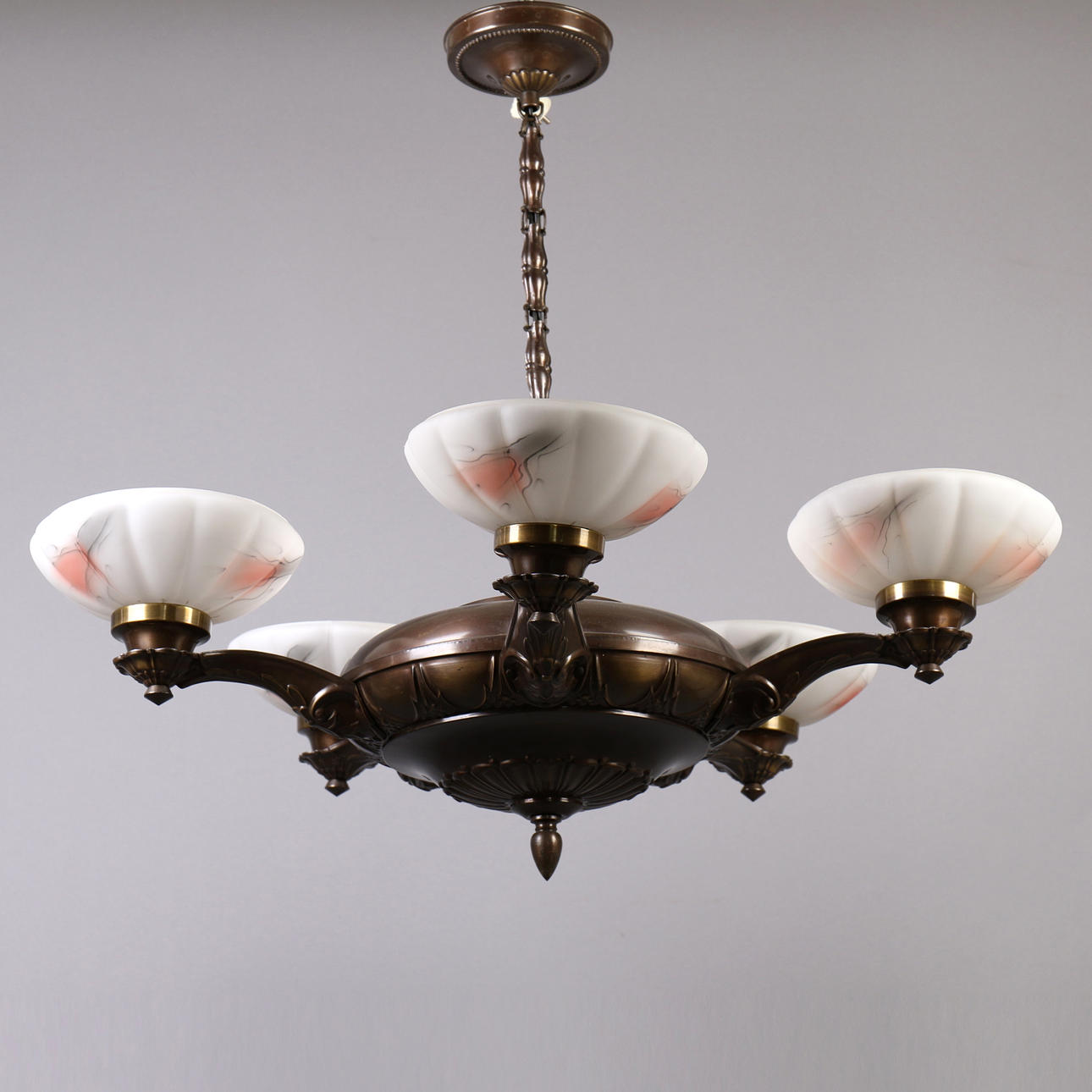 DECKENLEUCHTE, 5 Arme, Glaskuppeln. 1900er.