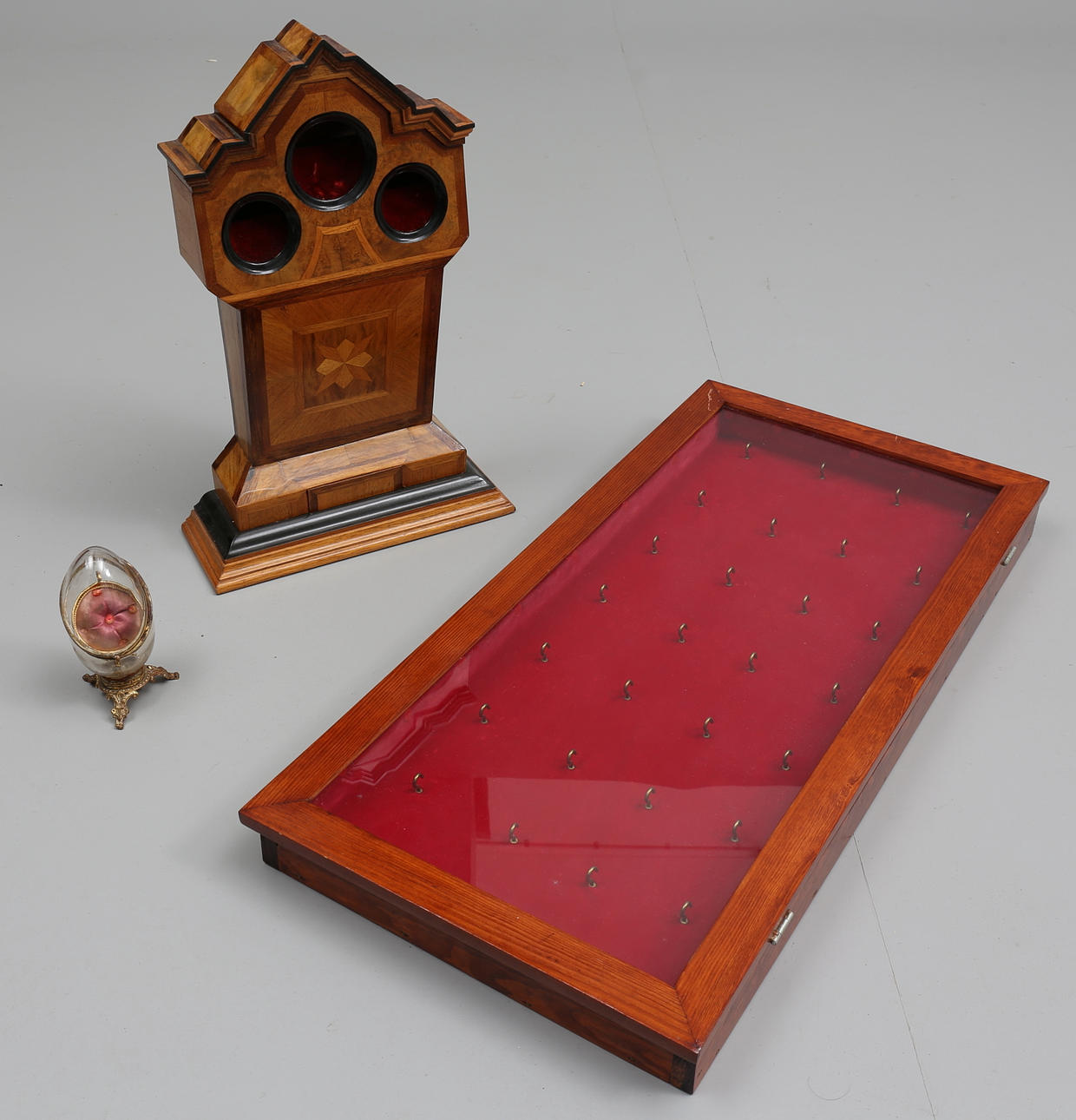 FICKURSTÄLL, 2 st, samt FICKURSKÅP, trä, glas, metall, 1900-tal.