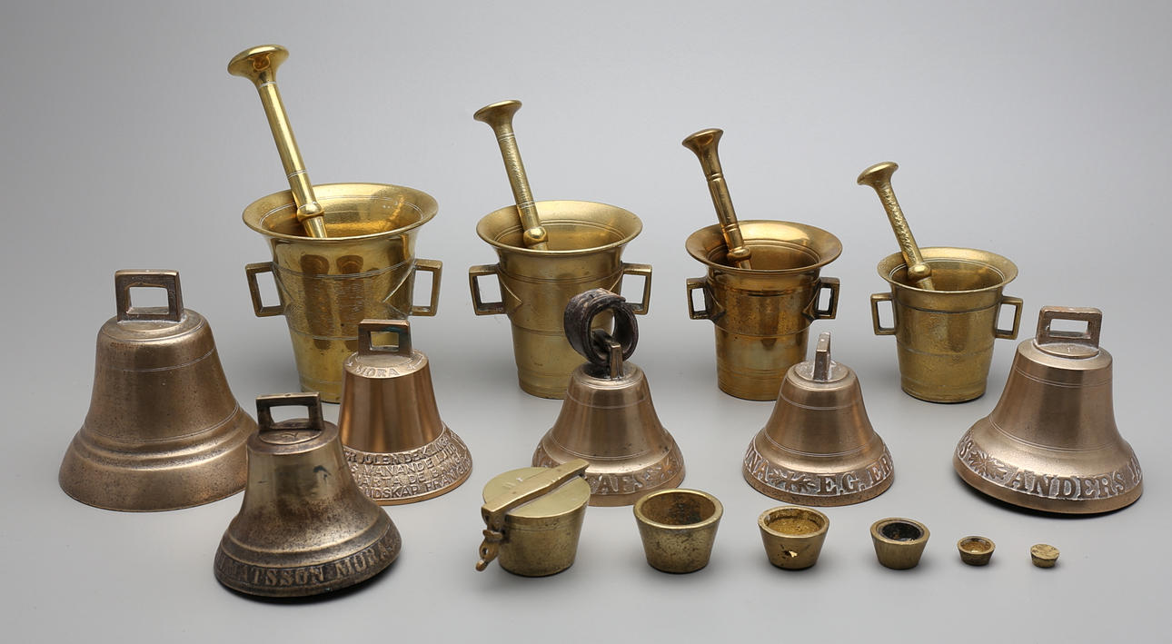 MORTLAR, 4 st, bla Skultuna, KLOCKOR, 6 st, samt MÅTT, mässing, 18/1900-tal.