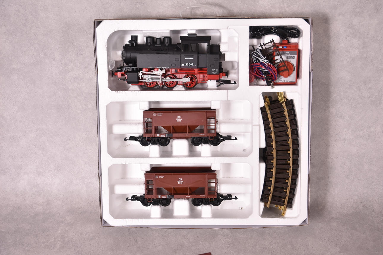 MODEL TRAIN PIKO starter set model 37100.