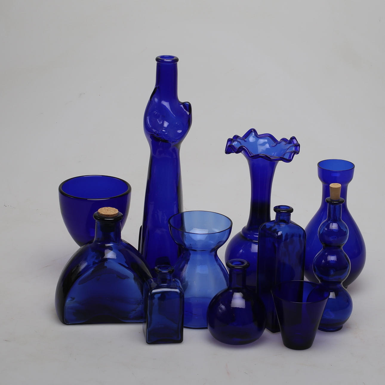 KONSTGLAS, samling koboltfärgat glas.