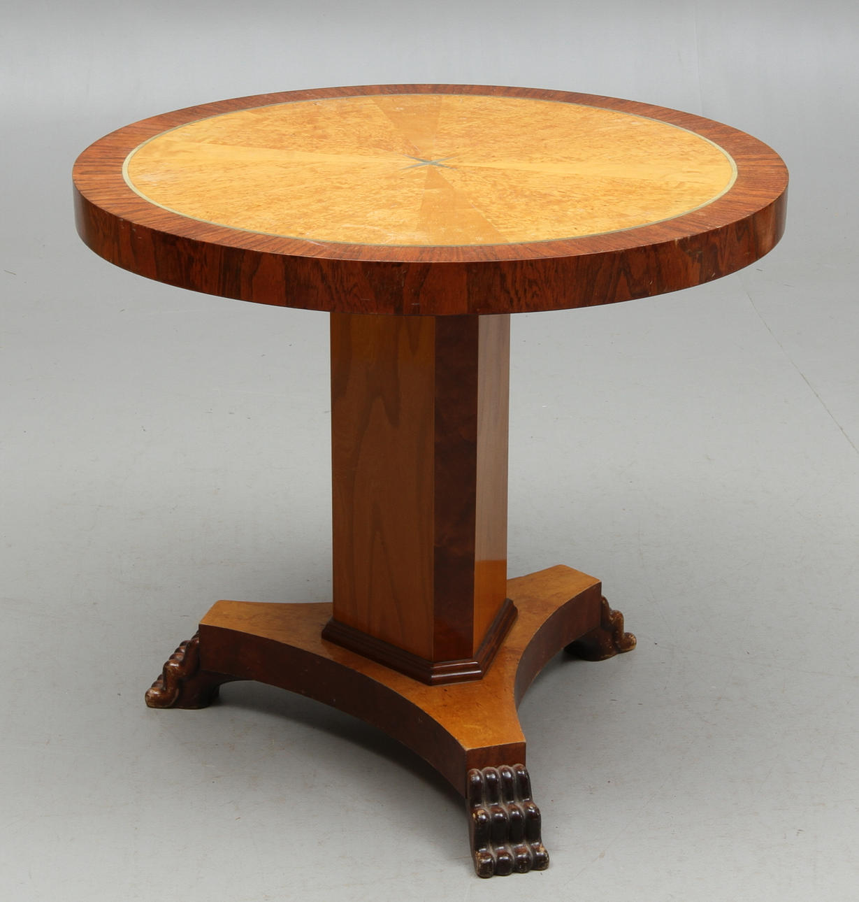 SOFFBORD, med lejontassar, 1900-tal.