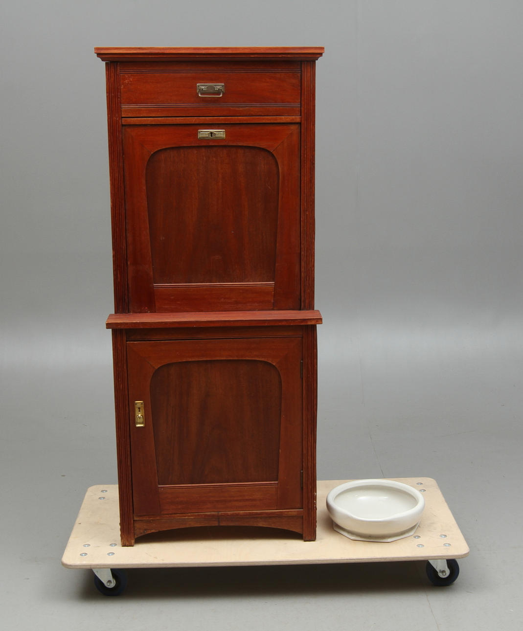 VÄGGKOMMOD, jugend, 1900-tal.