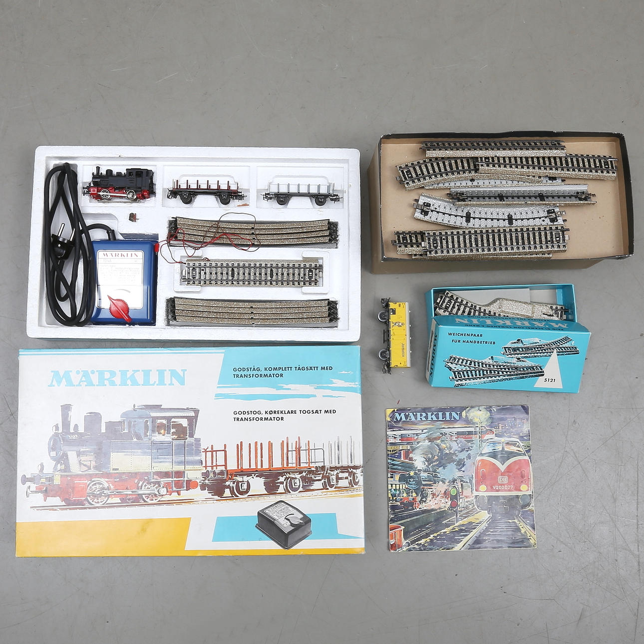 MÄRKLIN train set 2915 and another carriage and rails.