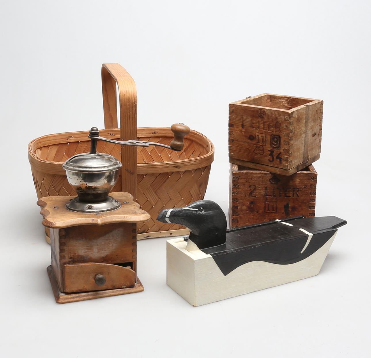 KRÖNTA MÅTT, KAFFEKVARN, SKRIN, KORG.