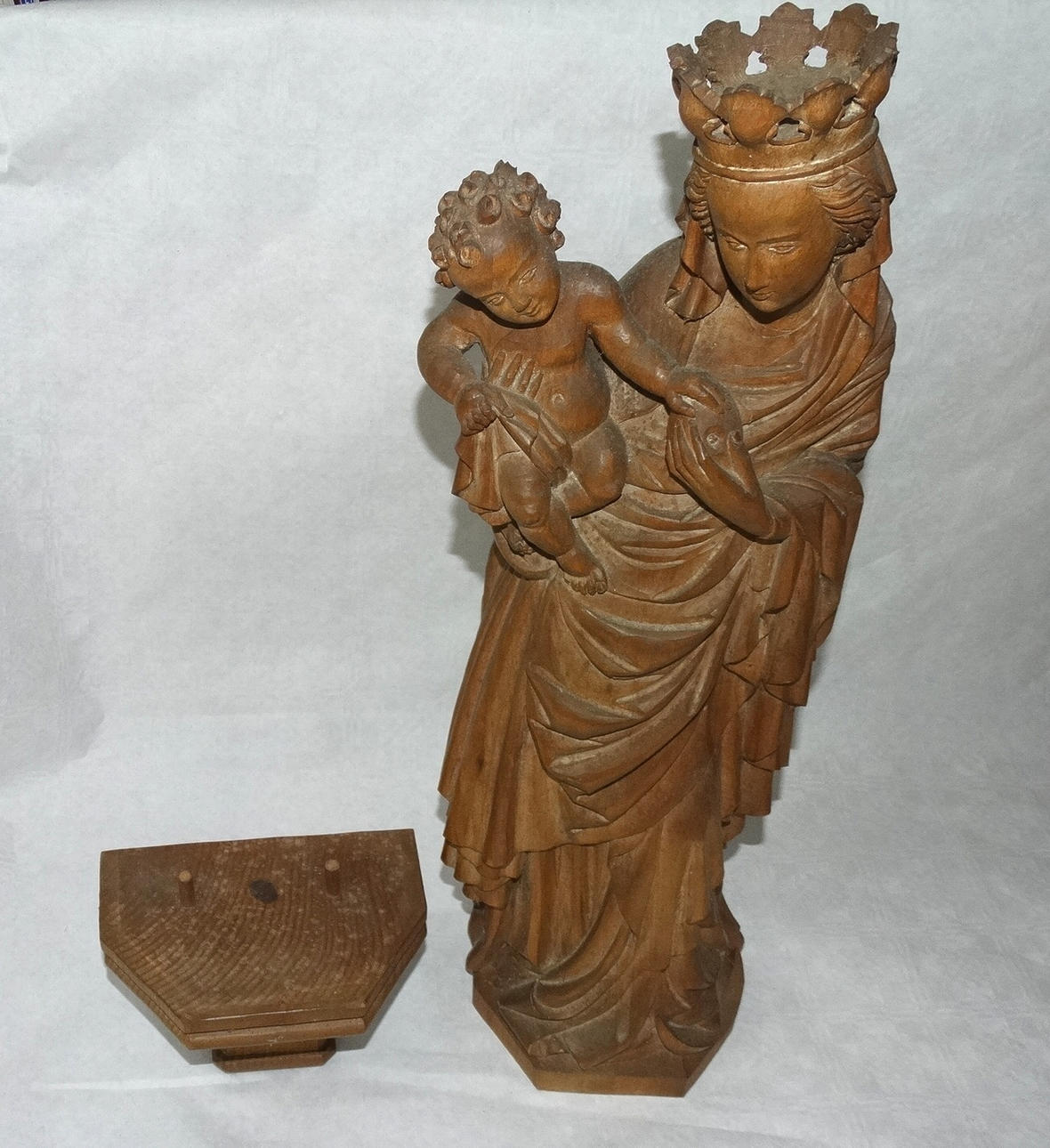 HOLZSCHNITZEREI MADONNA, 19. Jahrhundert.