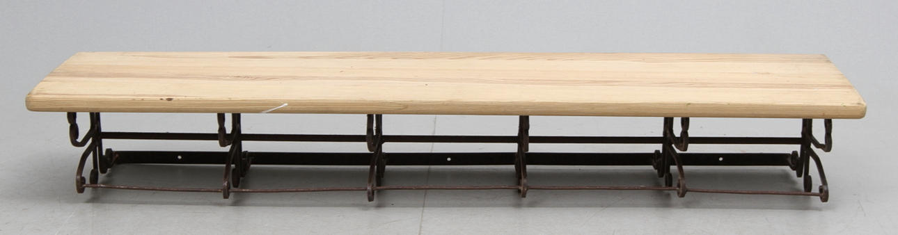 VÄGGHYLLA, 1900-talets första hälft.