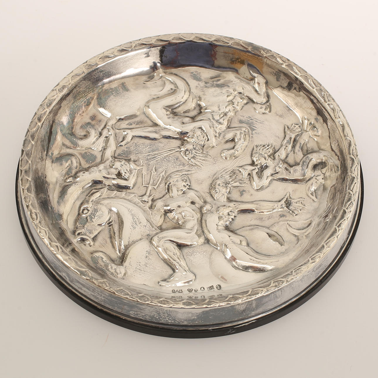 PLADE, sølv og bakelit, efter Carl Milles, "Vindenes spil", GAB 1955.