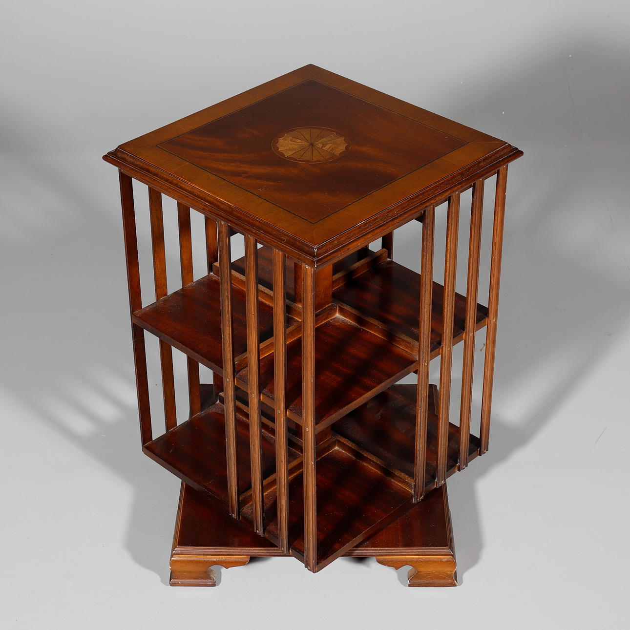 UNA LIBRERÍA GIRATORIA.