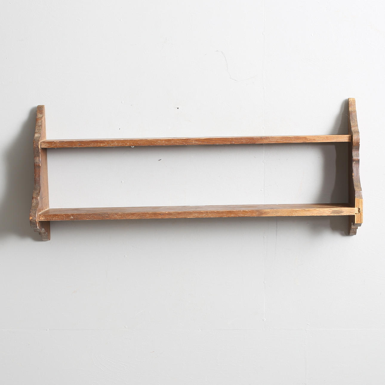 VÄGGHYLLA. Allmoge, två hyllplan.