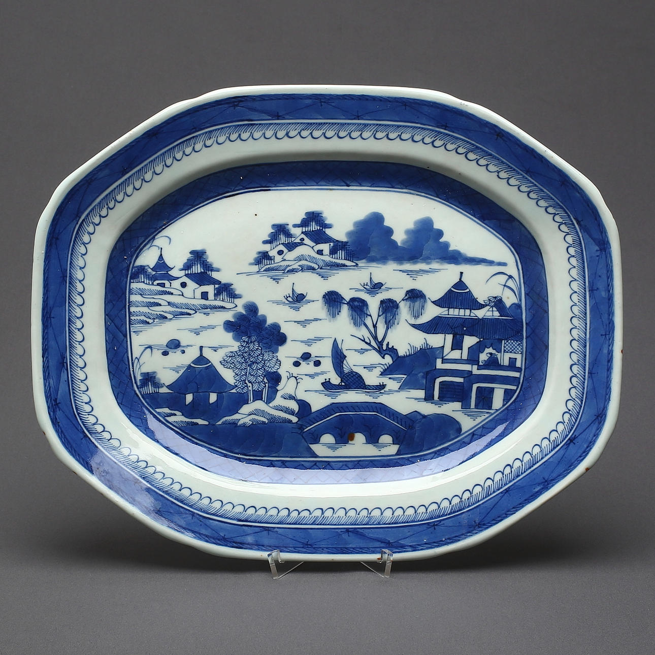 Paistinpannu, posliini, Kiina, 1800-luku.