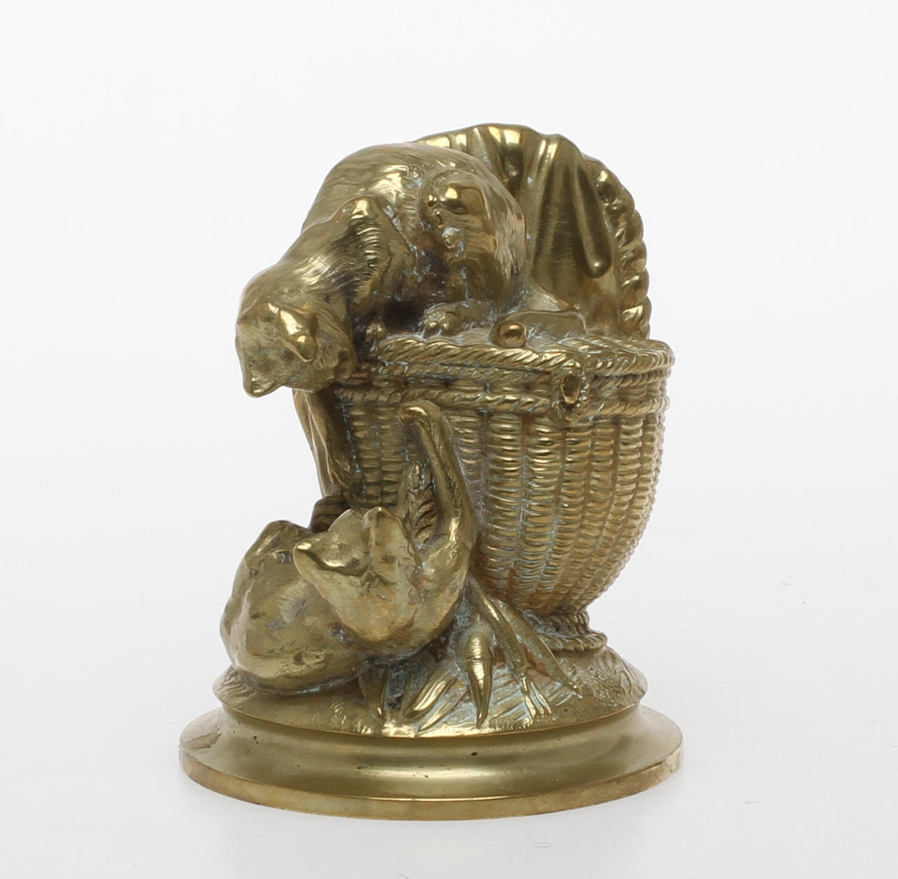 FIGURIN, gulmetall, Katter lekandes i korg.