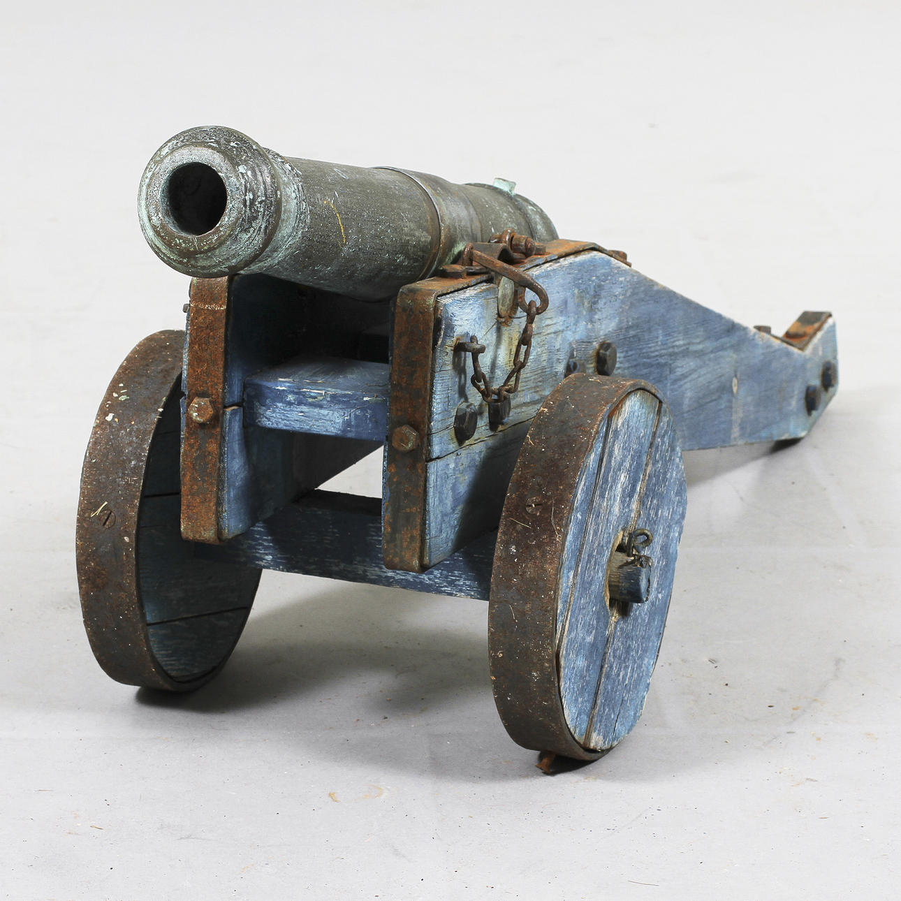 STARTKANONER, ett par, omkring år 1900, brons i trälavetter.