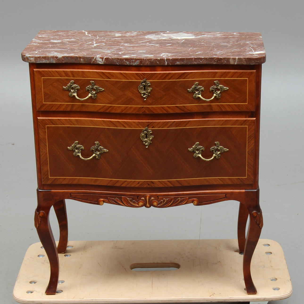 BYRÅ, med stenskiva, rokokostil, 1900-tal.