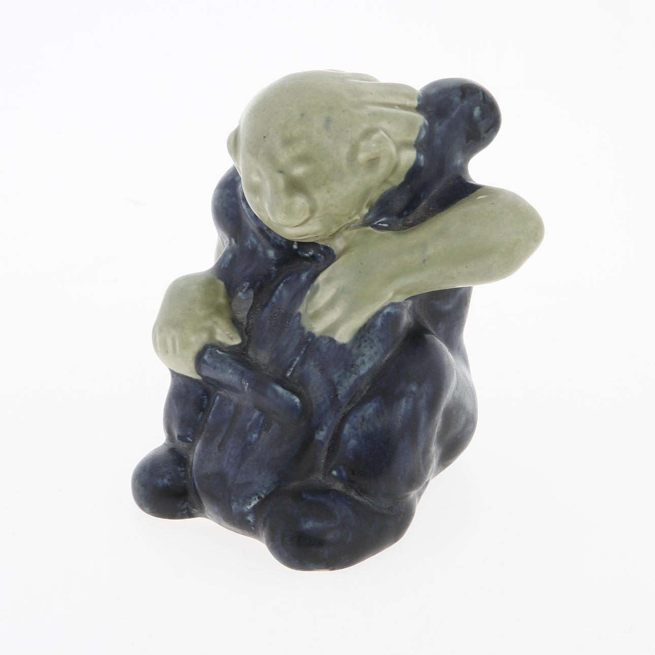 ÅKE HOLM. Troll spelande basfiol, glaserat stengods. Signerad.