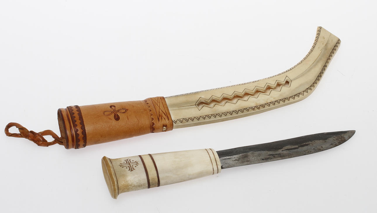 SAMEKNIV, skaft samt slida i ben, märkt VP.