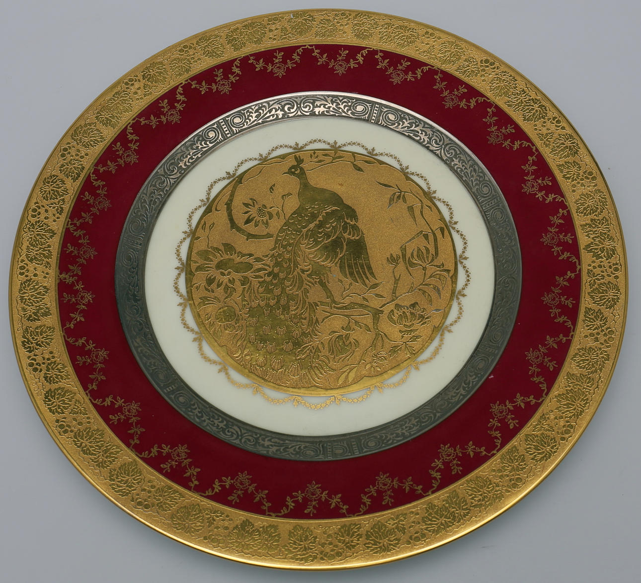 TALLRIK med förgyllning i guld/silver med sagomotiv. Märkt Royal Bavarian.