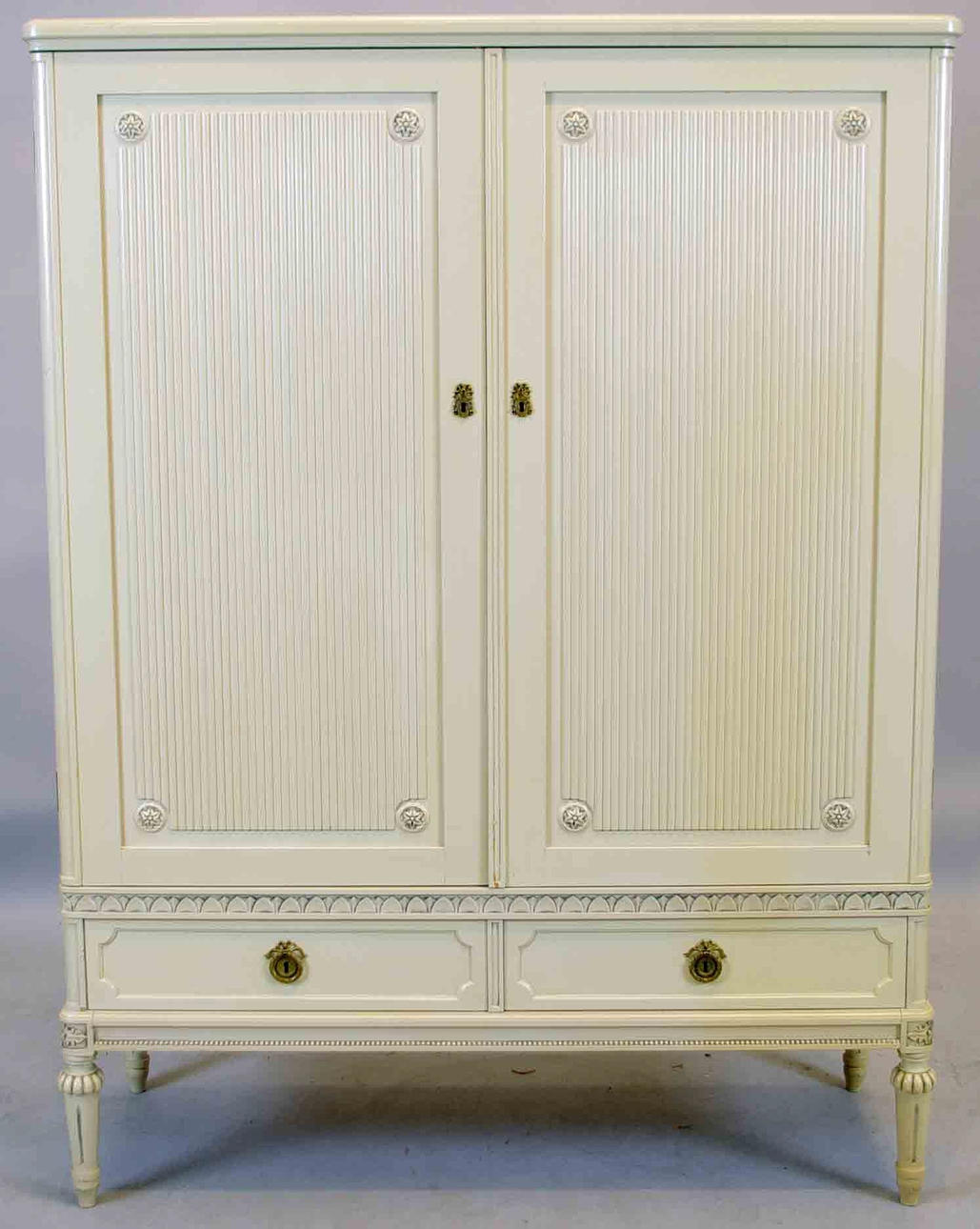 MATSALSSKÅP, gustaviansk stil, vitmålat.