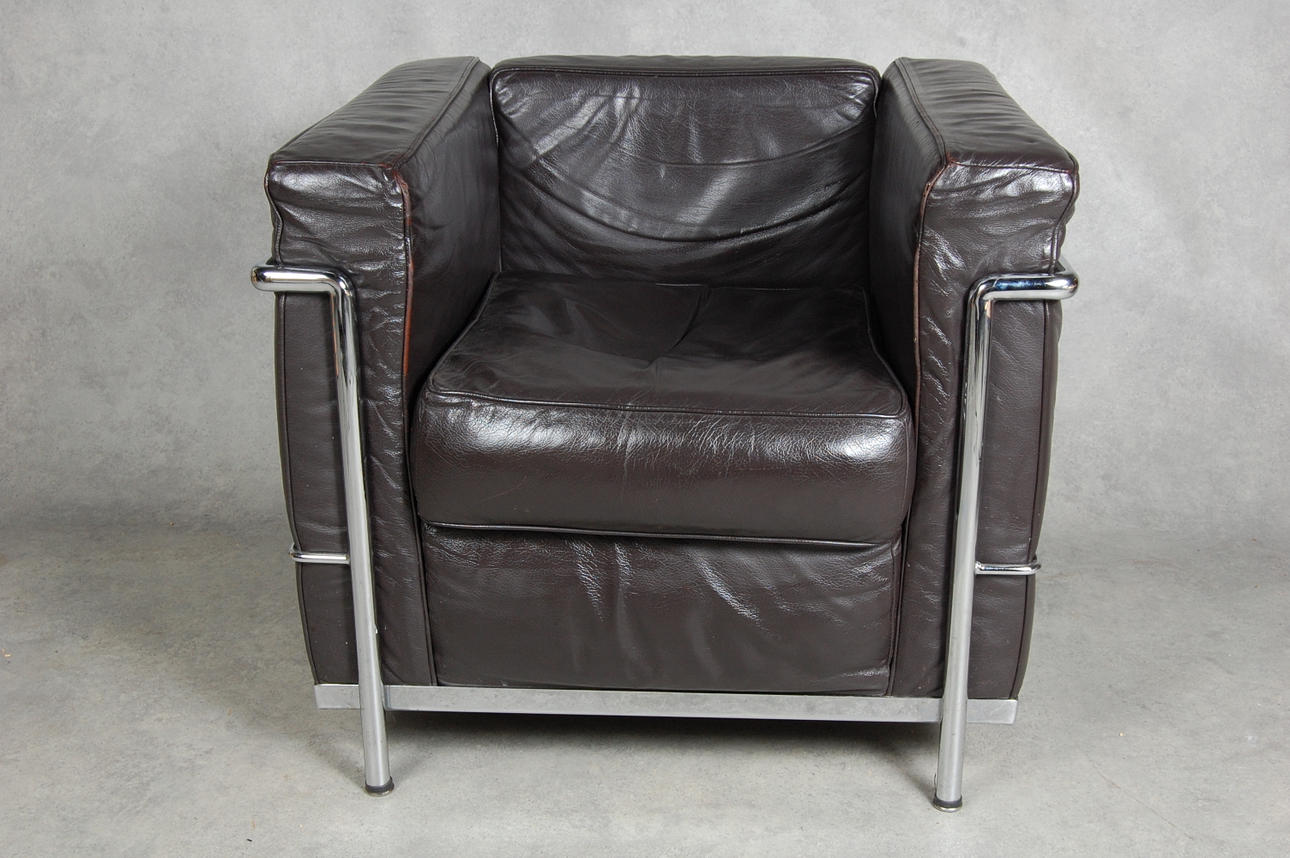 FÅTÖLJ, 1 st, svartbrunt skinn, efter, Le Corbusier LC-2, Italien, 1900-talets slut.