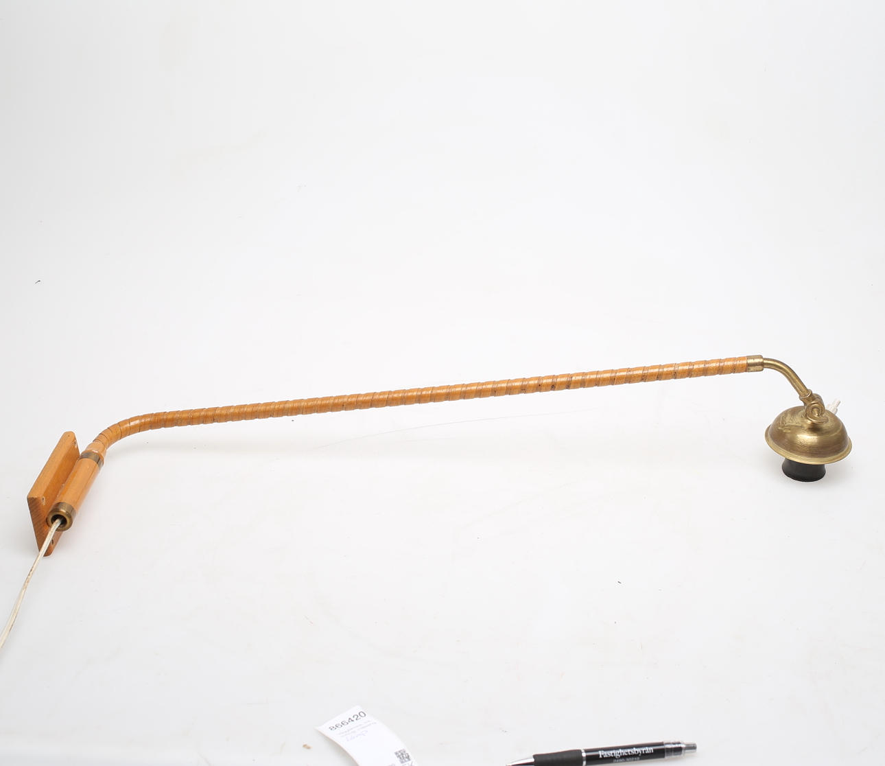 Seinävalaisin, puu, rottinki, messinki.