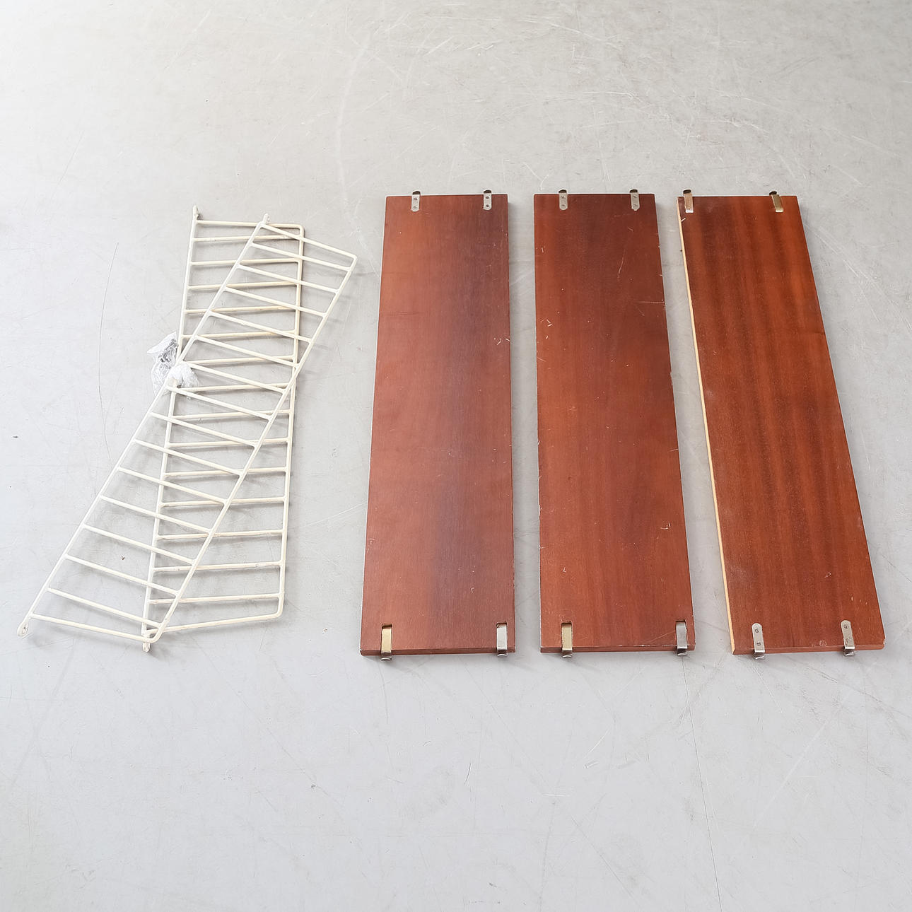 STRINGHYLLA, trä/metall, 1900-talets mitt.