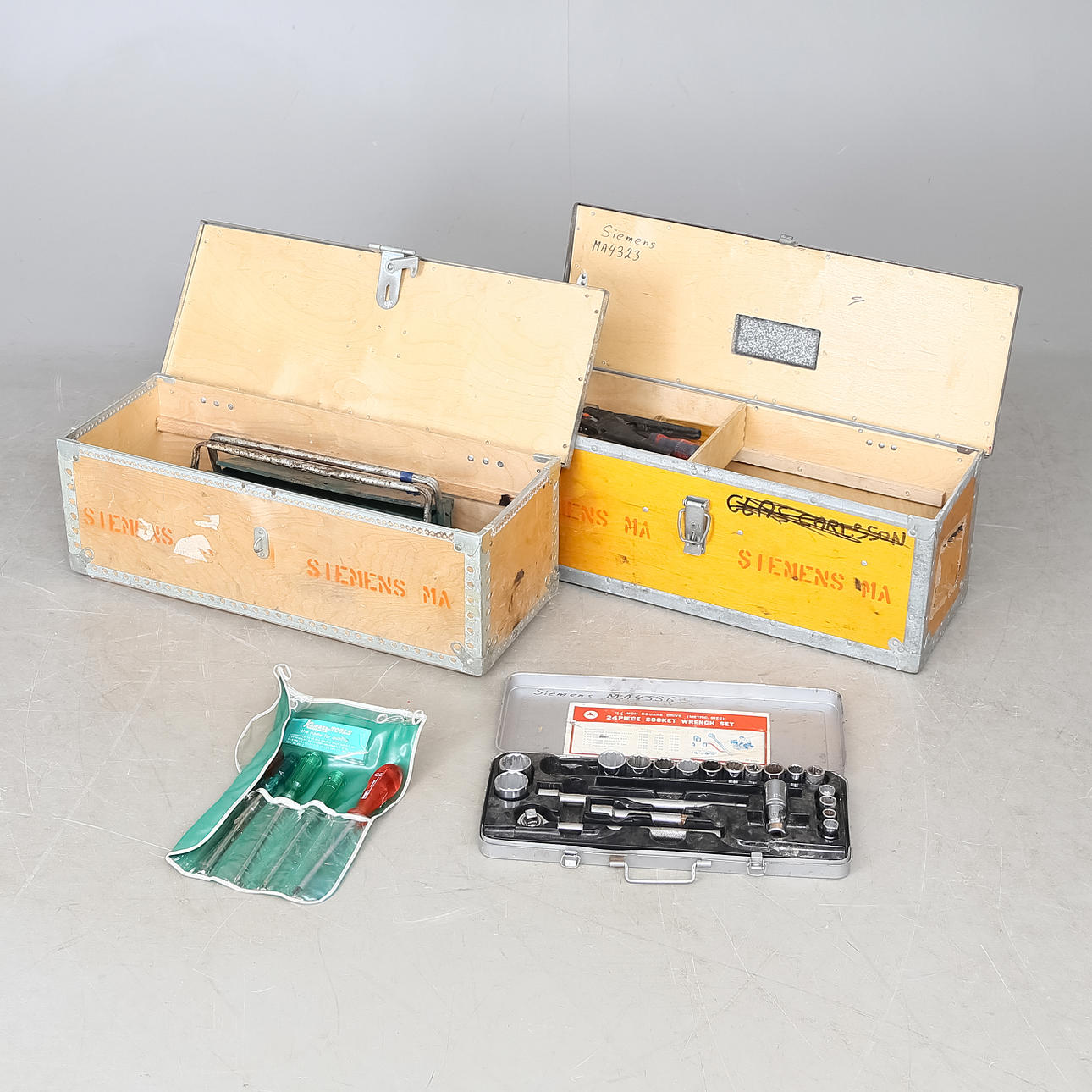 VERTYGSVÄSKOR, trä och metall, ca 75 verktyg.