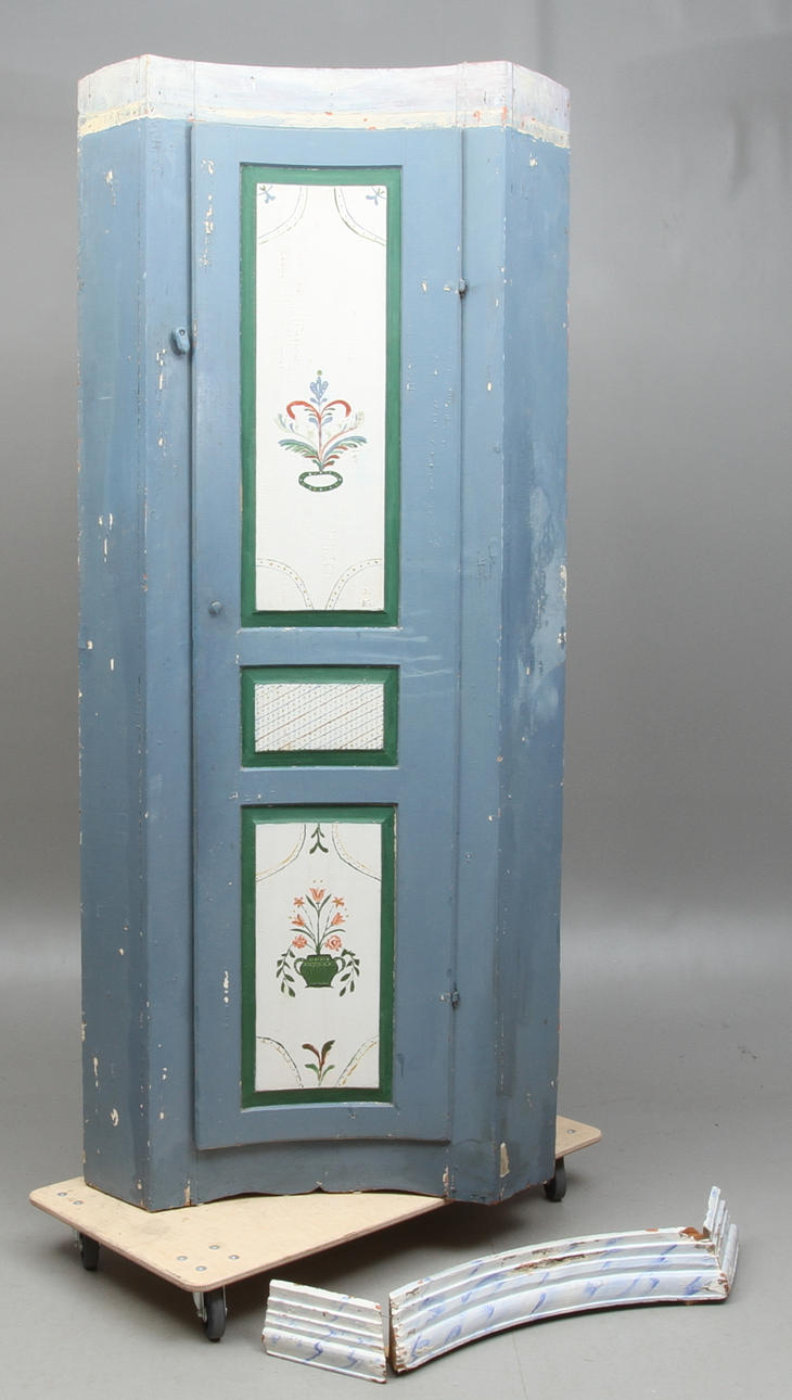 HÖRNSKÅP, allmoge, 1800-tal.