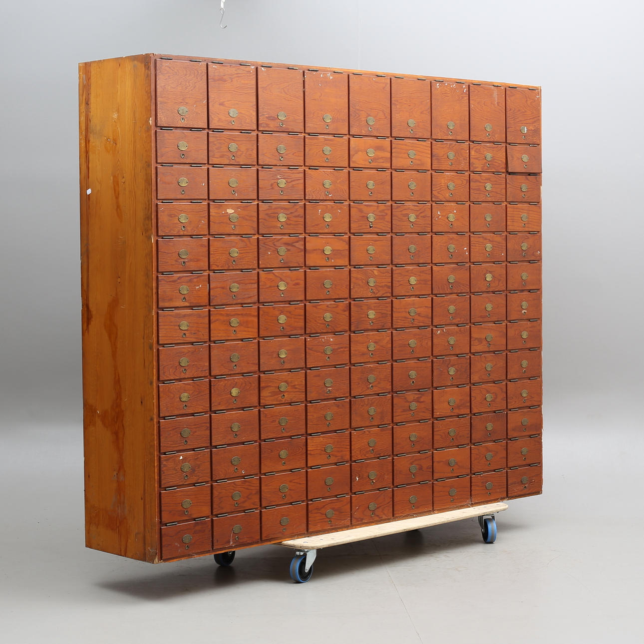 POSTSORTERINGSSKÅP, 1900-talets första hälft.