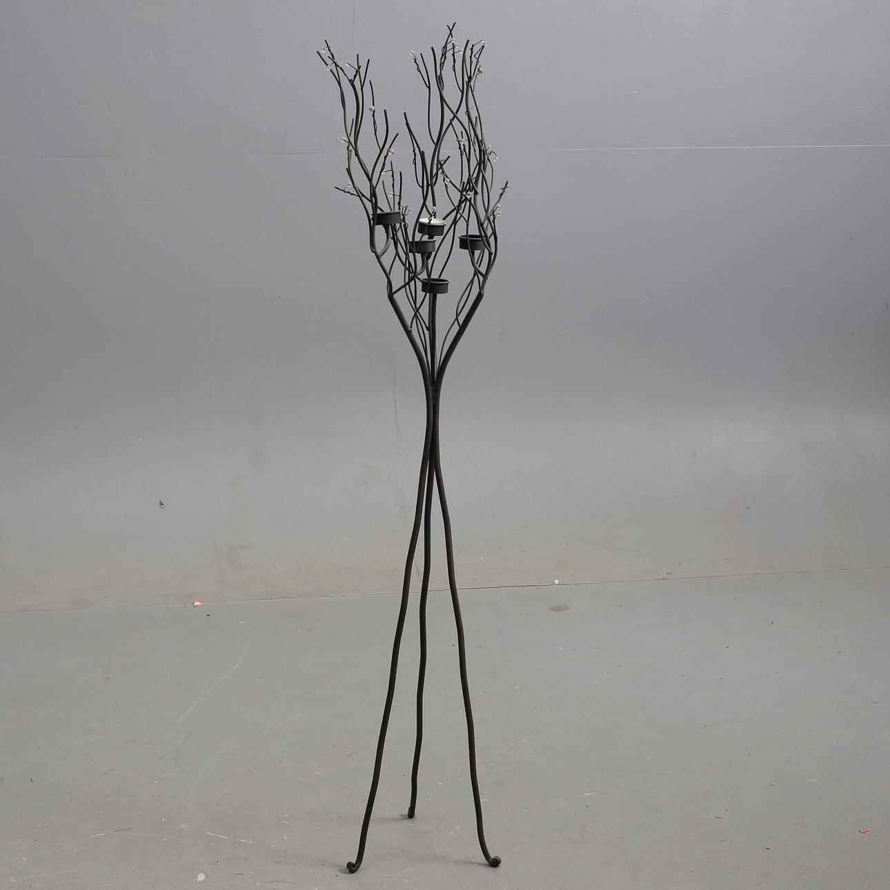 LJUSHÅLLARE, smide, trebent. 5 ljushållare.