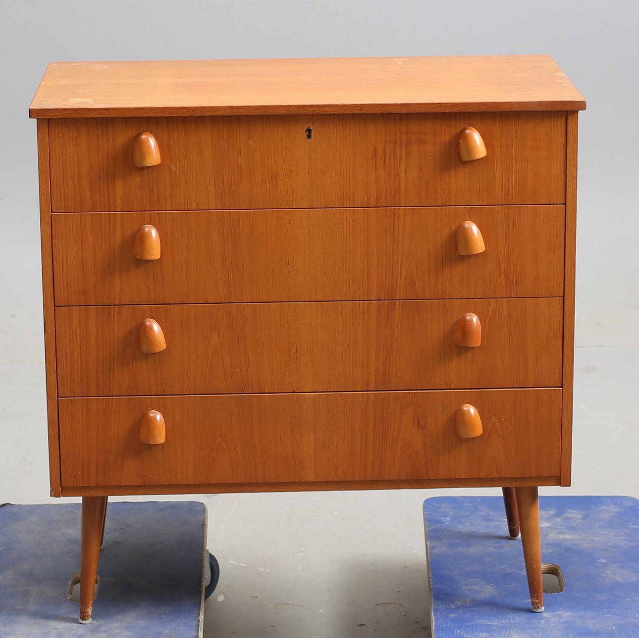 Kommode, teaktræ, fire skuffer, trægreb.