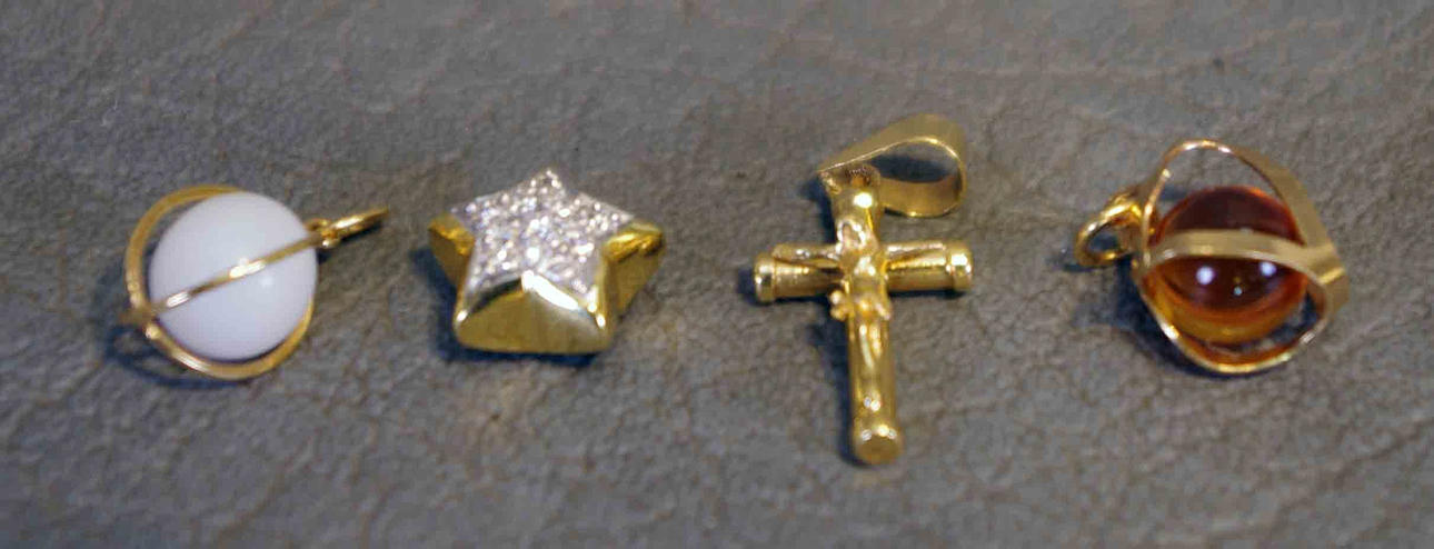 HÄNGEN, 4 stycken, guld, pärlor samt brilliant.