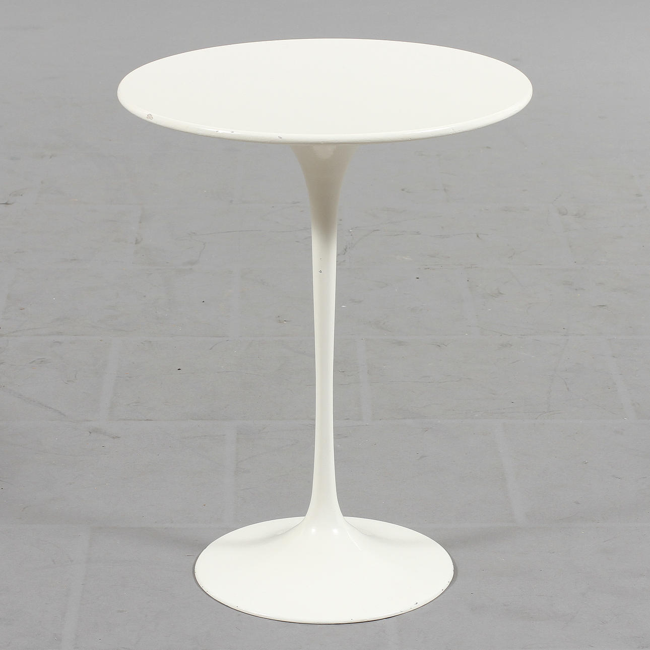 EERO SAARINEN. TILLSKRIVEN. Bord, vit laminatskiva på vitlackerad aluminiumfot.