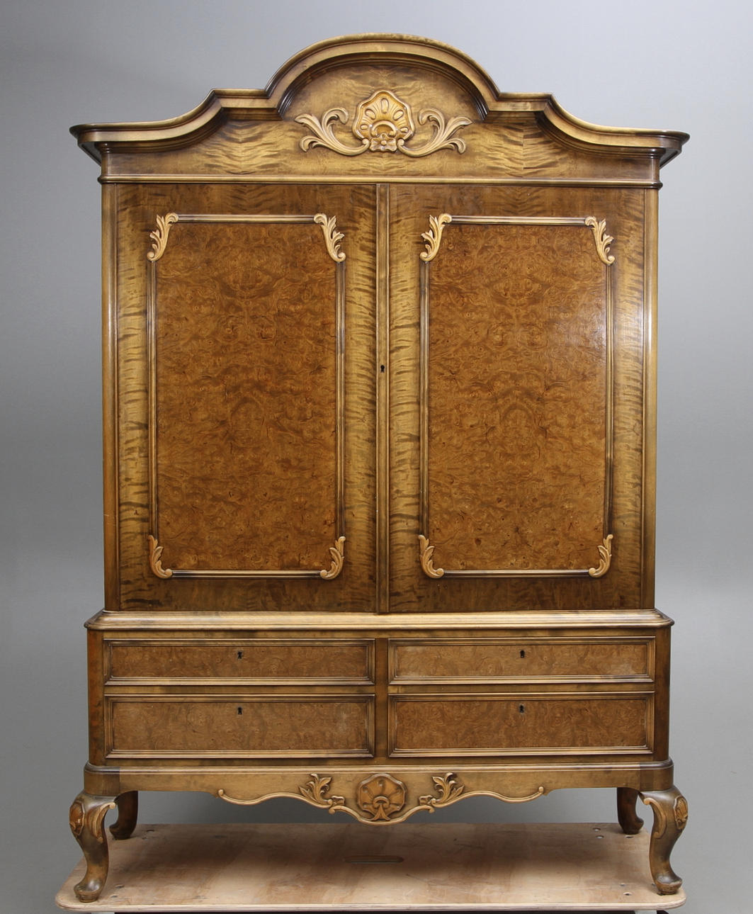 SKÅP, rokokostil, 1900-talets första hälft.